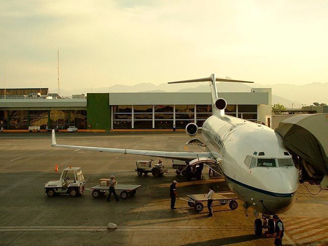 monterrey-airport-1-1454030-1 Menos autónomos extranjeros en España